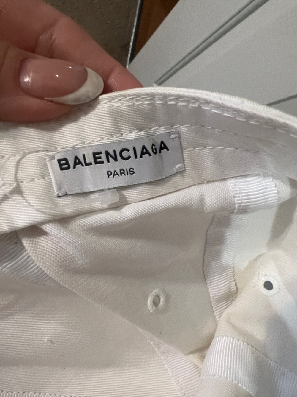 Balenciaga White Cap with Black Logo - Picture 2 of 9